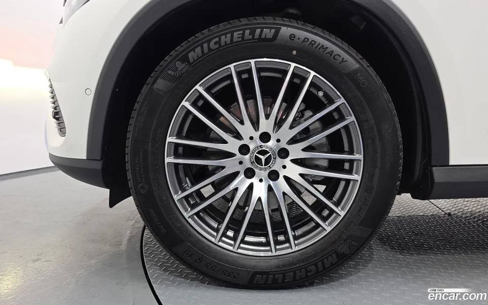 Mercedes-Benz GLC-Class GLC300 4MATIC 2025 — thumbnail 2