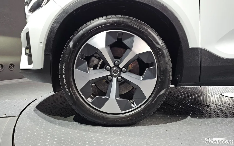 Volvo XC40 B4 2023 — thumbnail 2