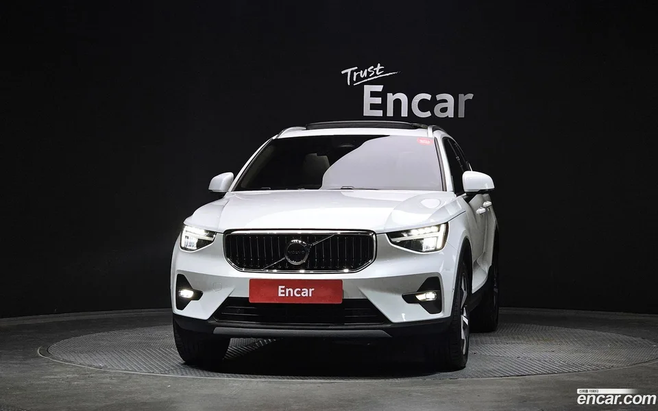 Volvo XC40 B4 2023 — thumbnail 3