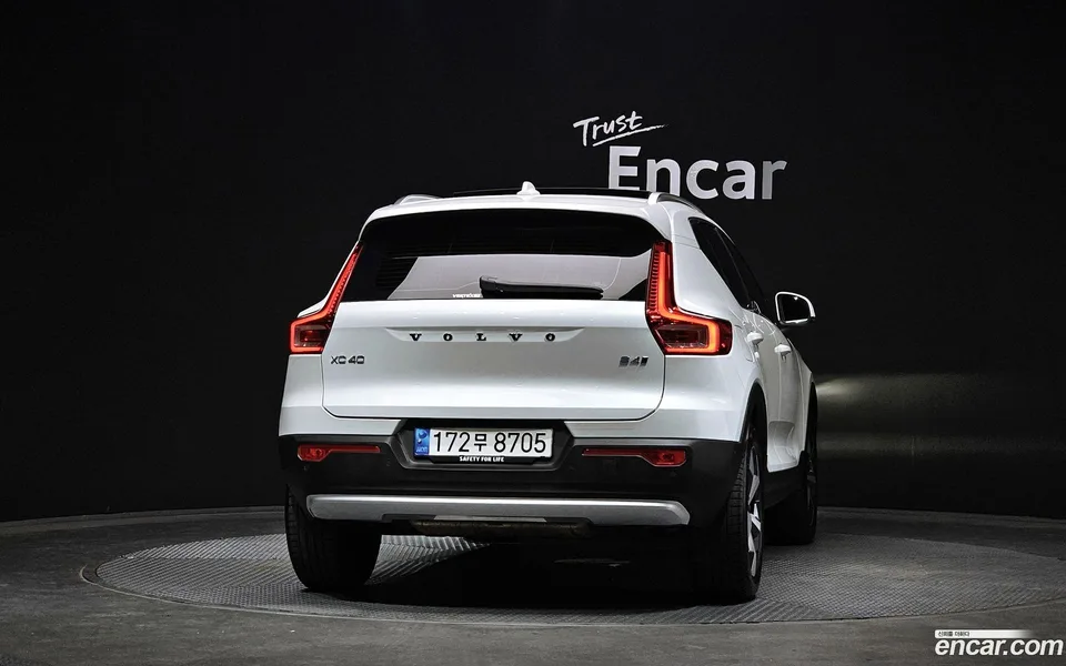 Volvo XC40 B4 2023 — thumbnail 4