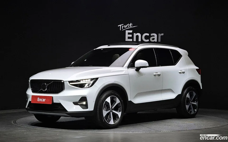 Volvo XC40 B4 2023 — photo 1, buy with delivery to Moscow