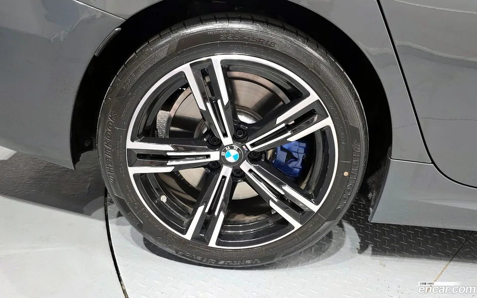 BMW 3 Series 320i M 2025 — thumbnail 5