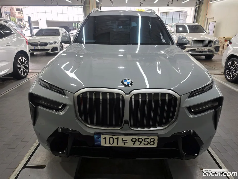 BMW X7 xDrive 40i M 6 2023 — photo 1, buy with delivery to Moscow
