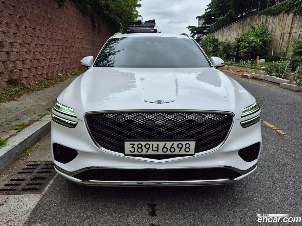 Genesis GV70 2.5T 2WD 2025 — photo 1, buy with delivery to Moscow