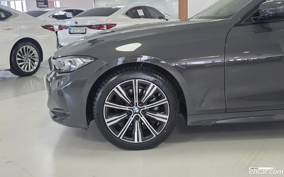 BMW 3 Series 320i 2025 — thumbnail 2