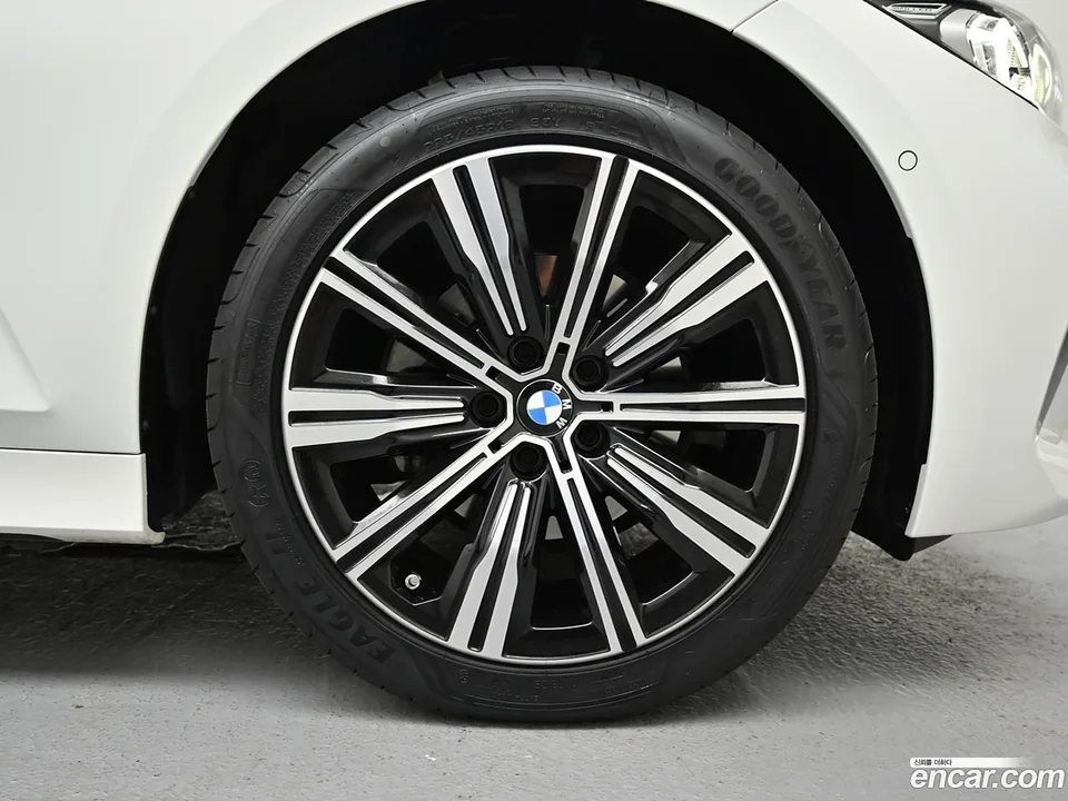 BMW 3 Series 320i 2025 — thumbnail 5