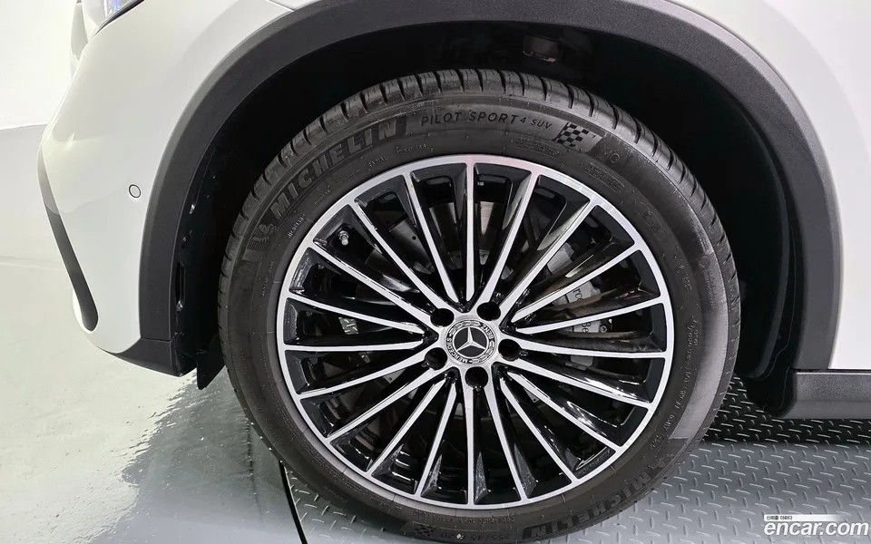 Mercedes-Benz GLC-Class GLC300 4MATIC AMG Line 2025 — thumbnail 2