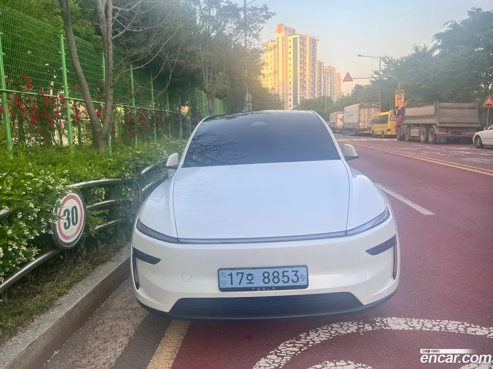 Tesla Model Y RWD 2026 — thumbnail 3