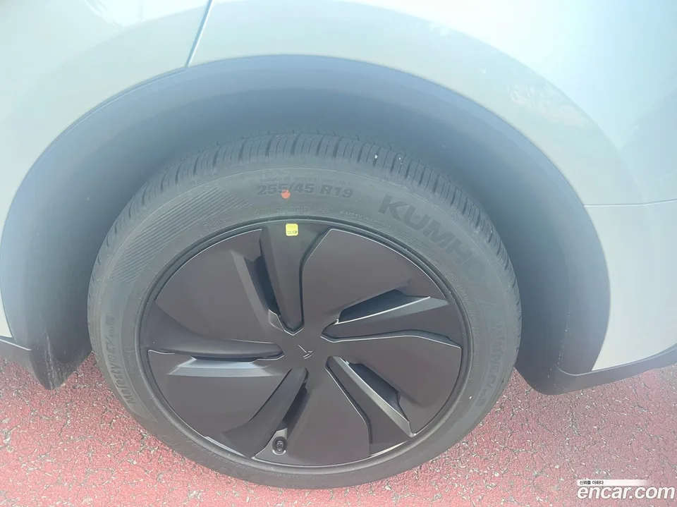 Tesla Model Y RWD 2026 — thumbnail 5