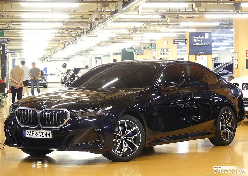BMW 5 Series 520i M 2024 — фото 1, купить с доставкой в Москву