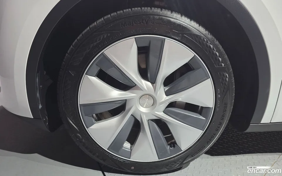 Tesla Model Y RWD 2023 — thumbnail 5