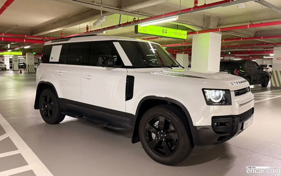Land Rover Defender 110 D300 HSE 2023 — thumbnail 2