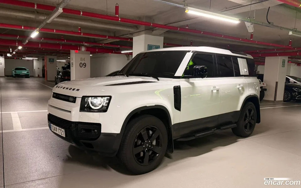 Land Rover Defender 110 D300 HSE 2023 — photo 1, buy with delivery to Moscow