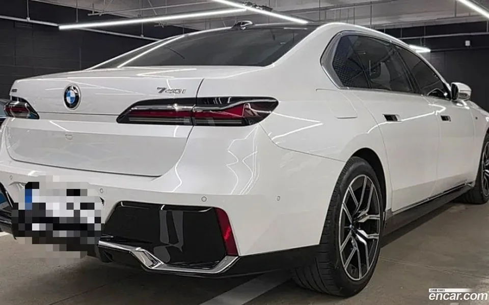 BMW 7 Series 740i xDrive M 2023 — thumbnail 2