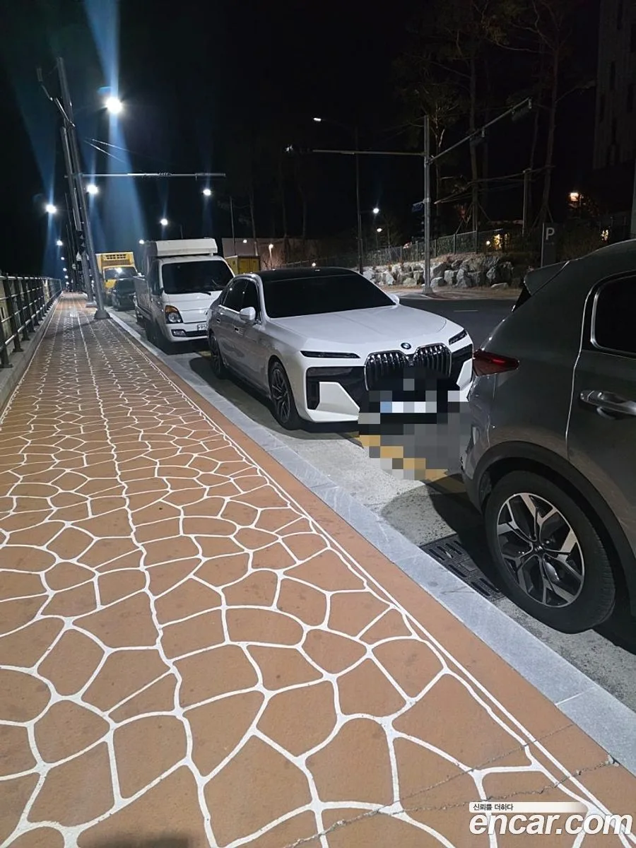 BMW 7 Series 740i xDrive M 2023 — photo 1, buy with delivery to Moscow