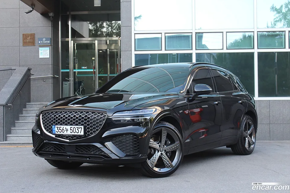 Genesis GV70 2.5T 2WD 2023 — photo 1, buy with delivery to Moscow