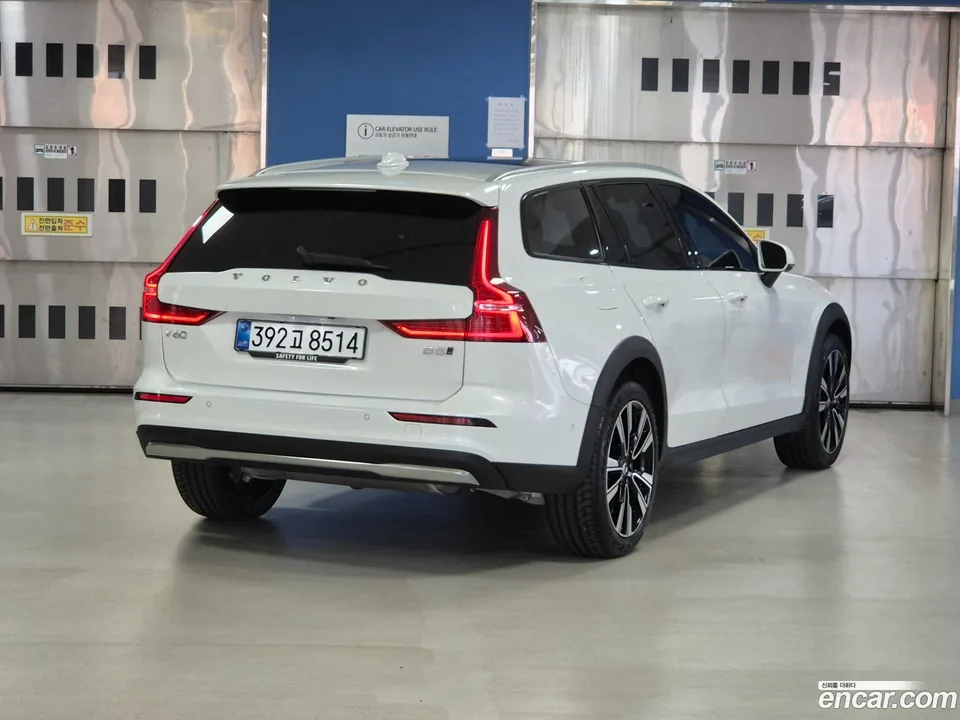 Volvo V60 Cross Country B5 AWD 2026 — миниатюра 4