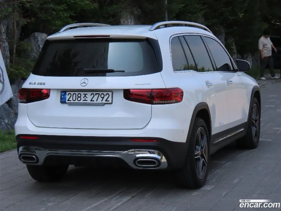 Mercedes-Benz GLB-Class GLB250 4MATIC 2023 — thumbnail 3