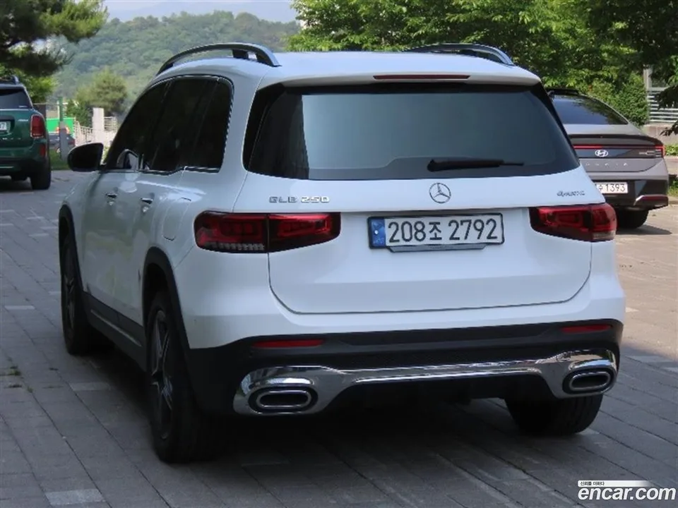 Mercedes-Benz GLB-Class GLB250 4MATIC 2023 — thumbnail 4