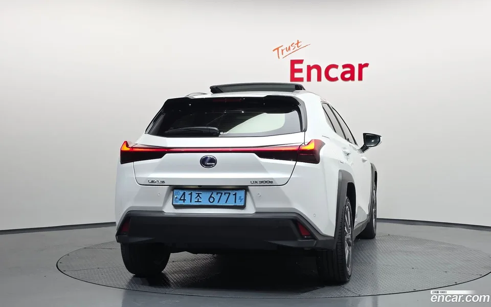 Lexus UX 300e 2WD 2022 — thumbnail 4