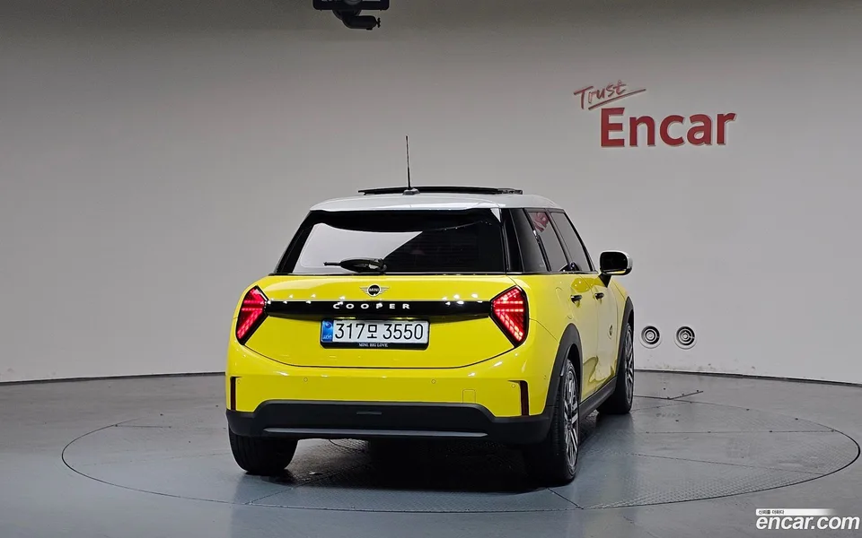 MINI Cooper C 5 2025 — thumbnail 4