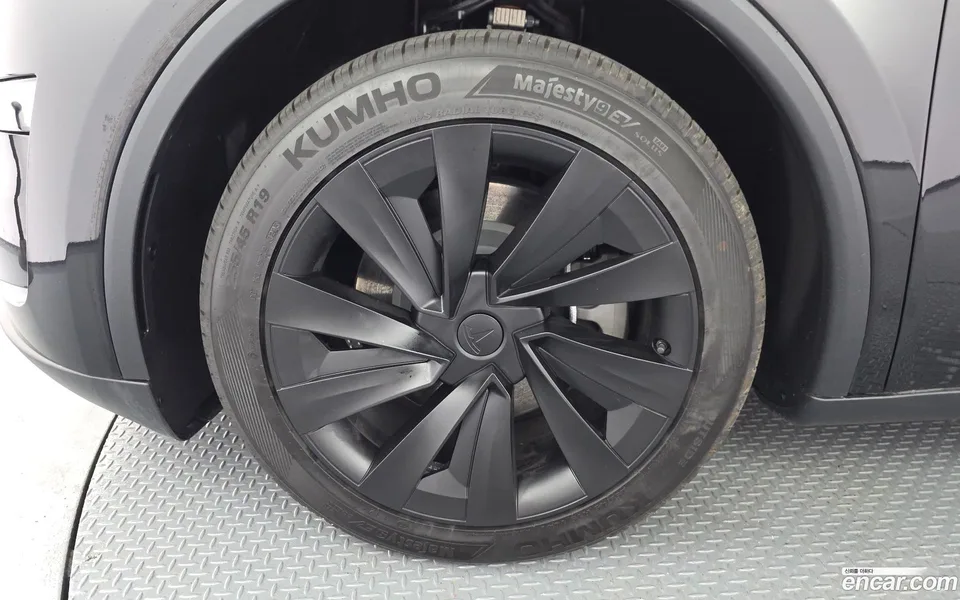 Tesla Model Y RWD 2025 — миниатюра 5