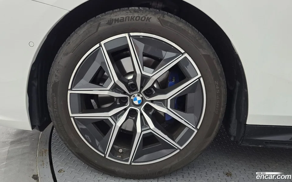 BMW 5 Series 520i M 2024 — thumbnail 2