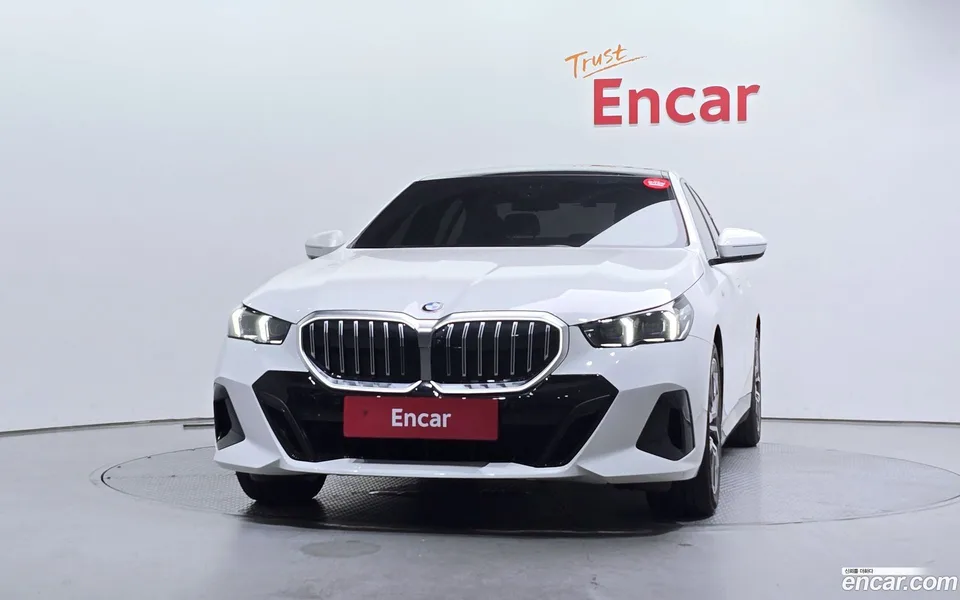 BMW 5 Series 520i M 2024 — thumbnail 3