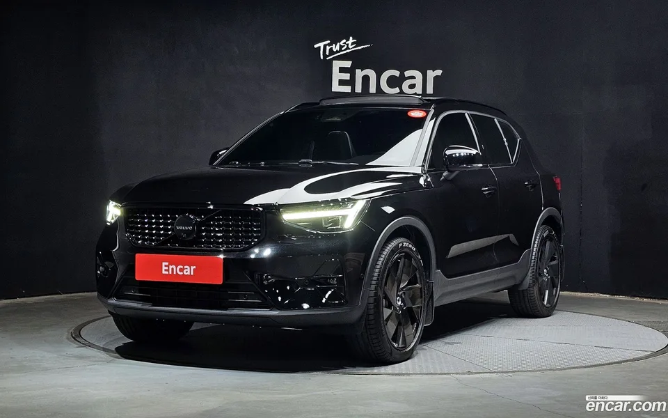 Volvo XC40 B4 2025 — photo 1, buy with delivery to Moscow