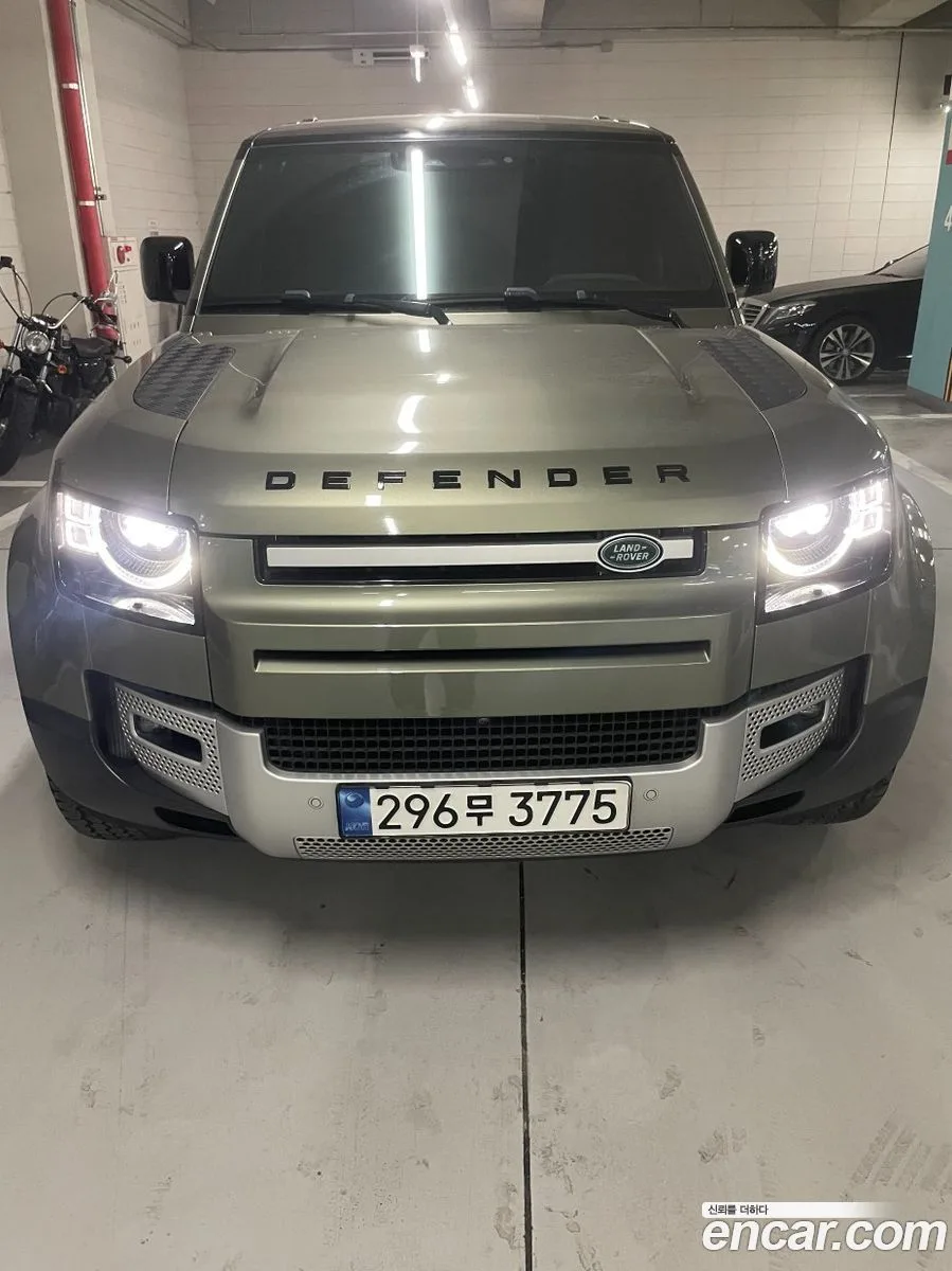 Land Rover Defender 110 D250 SE 2022 — photo 1, buy with delivery to Moscow