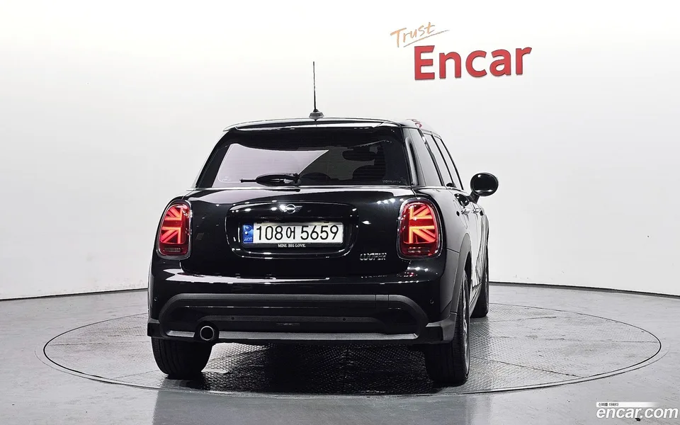 MINI Cooper 5 2023 — thumbnail 4