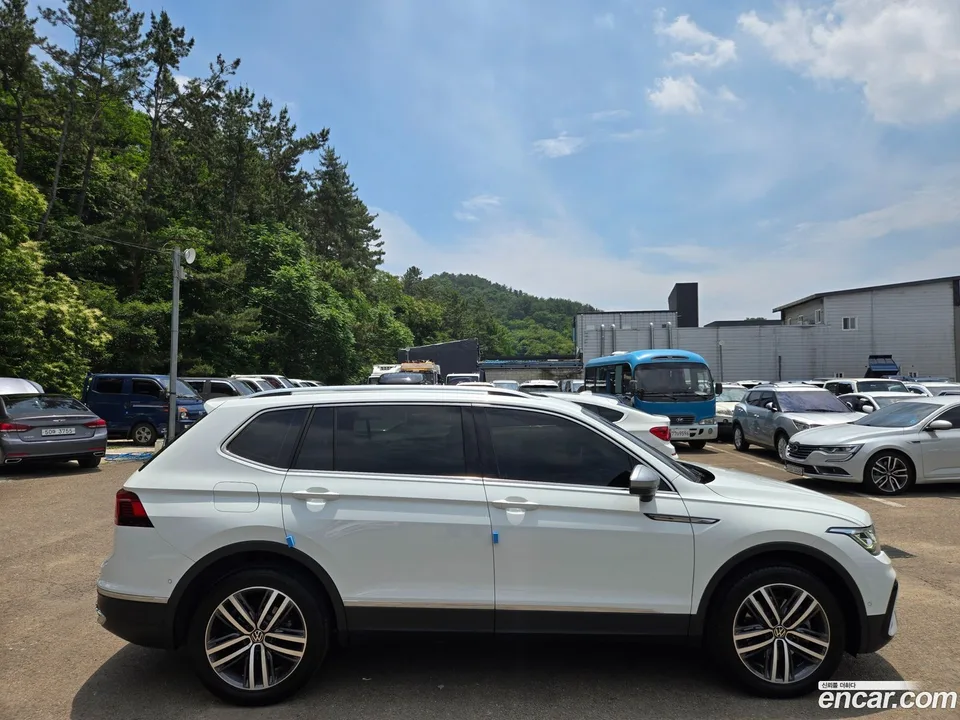 Volkswagen Tiguan Allspace 2.0 TSI R-Line 2023 — thumbnail 3