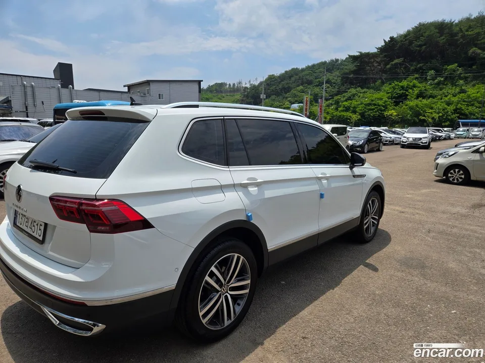 Volkswagen Tiguan Allspace 2.0 TSI R-Line 2023 — thumbnail 4
