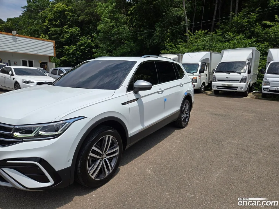 Volkswagen Tiguan Allspace 2.0 TSI R-Line 2023 — photo 1, buy with delivery to Moscow
