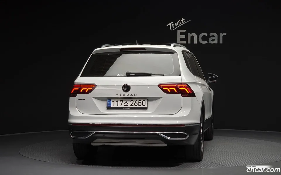Volkswagen Tiguan Allspace 2.0 TSI 2023 — thumbnail 4