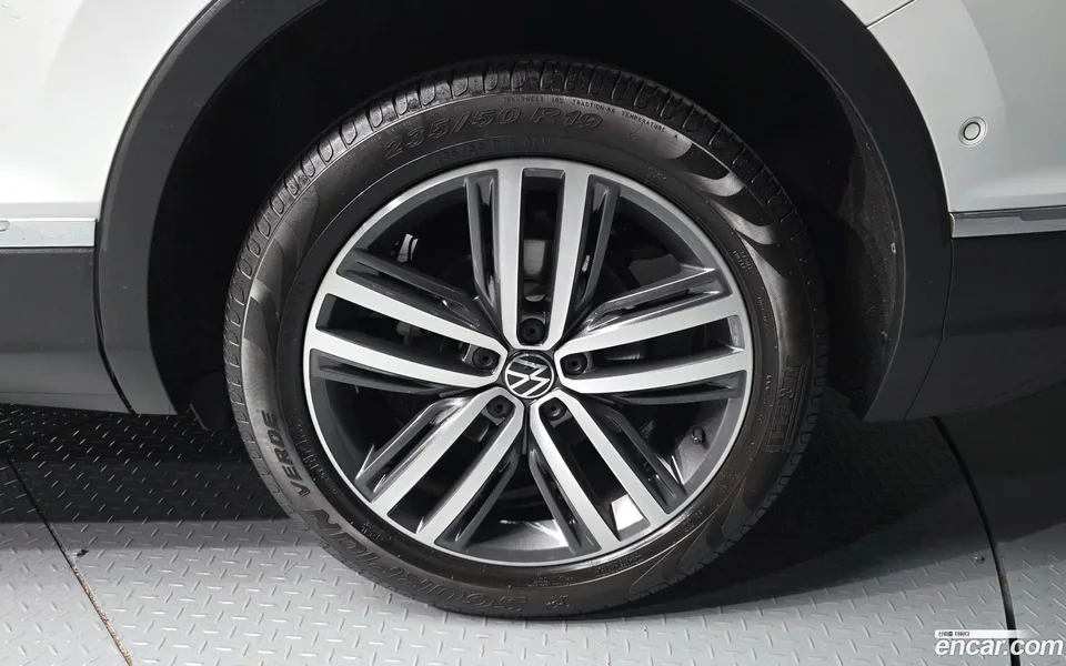 Volkswagen Tiguan Allspace 2.0 TSI 2023 — thumbnail 5