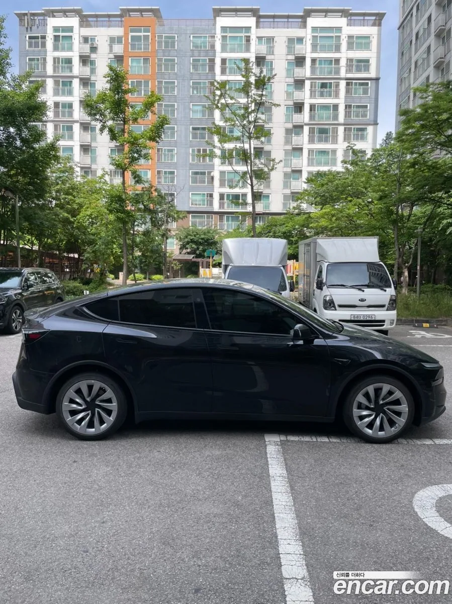Tesla Model Y AWD 2026 — thumbnail 5