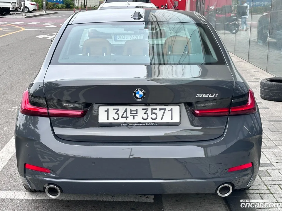 BMW 3 Series 320i 2025 — thumbnail 2