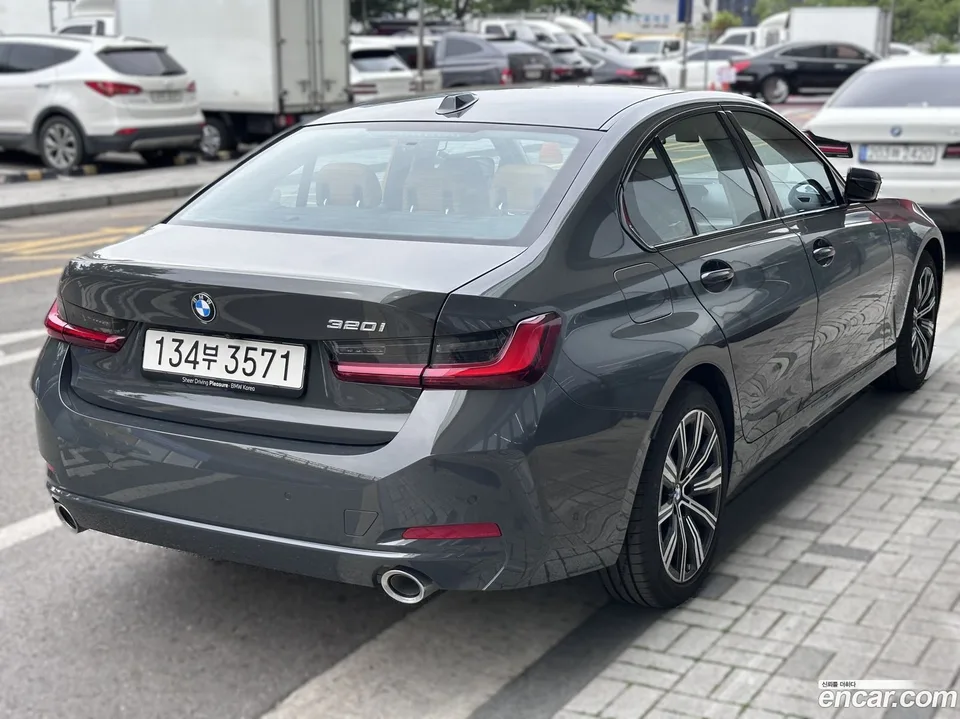 BMW 3 Series 320i 2025 — thumbnail 3