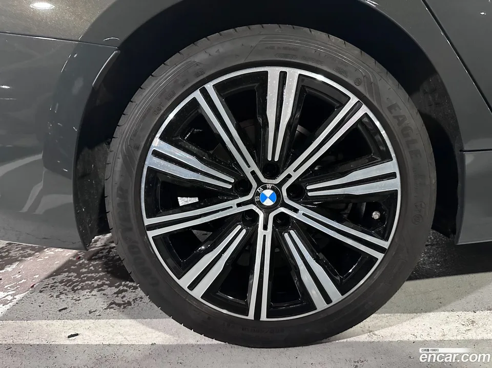 BMW 3 Series 320i 2025 — thumbnail 5