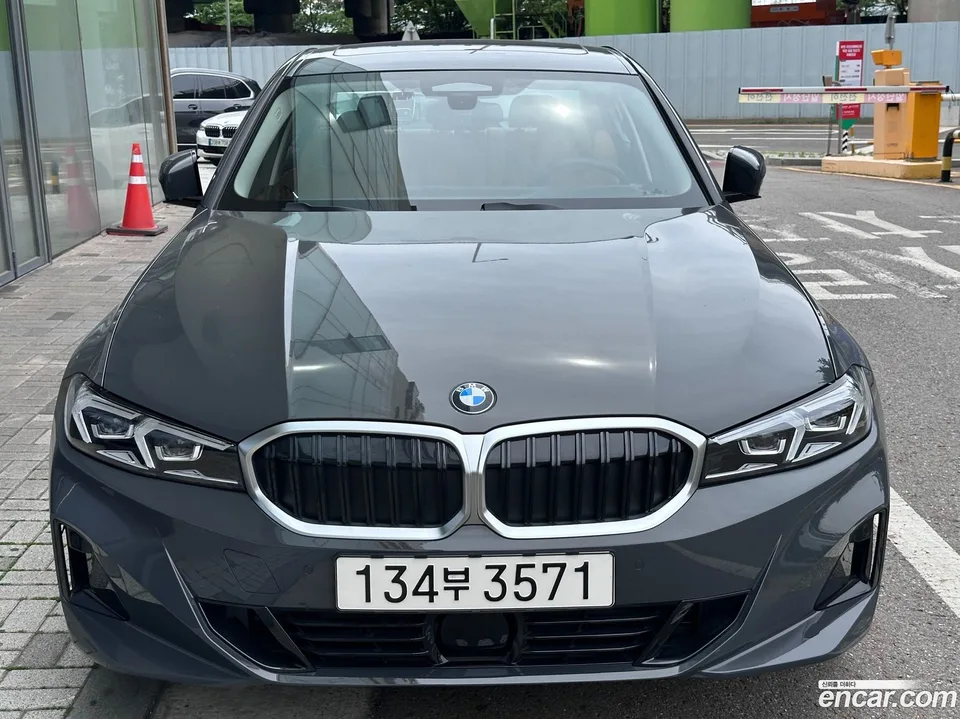 BMW 3 Series 320i 2025 — photo 1, buy with delivery to Moscow