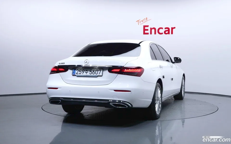 Mercedes-Benz E-Class E250 2023 — thumbnail 4