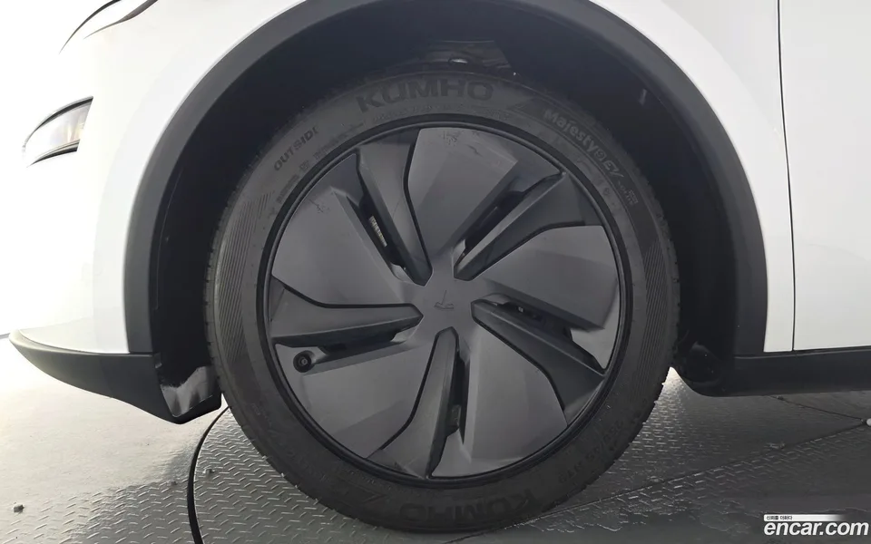 Tesla Model Y RWD 2025 — thumbnail 2