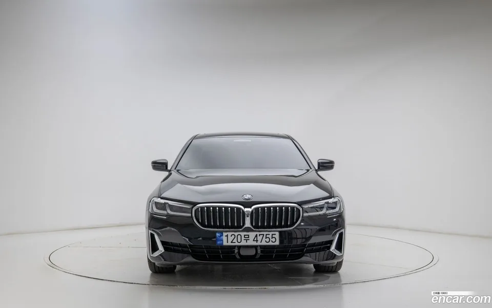 BMW 5 Series 520i 2023 — thumbnail 3