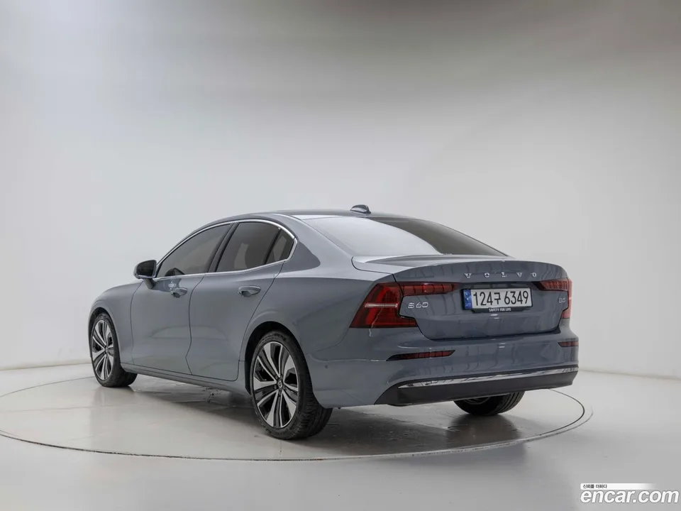Volvo S60 B5 2023 — thumbnail 4