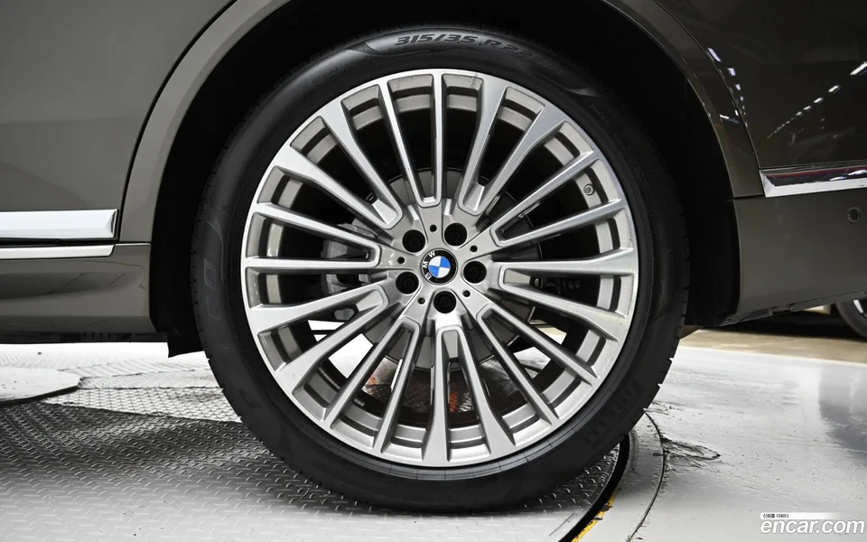 BMW X7 xDrive 40i 7 2025 — thumbnail 2