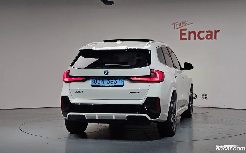 BMW iX1 xDrive 30 M 2023 — thumbnail 4