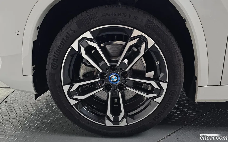 BMW iX1 xDrive 30 M 2023 — thumbnail 5