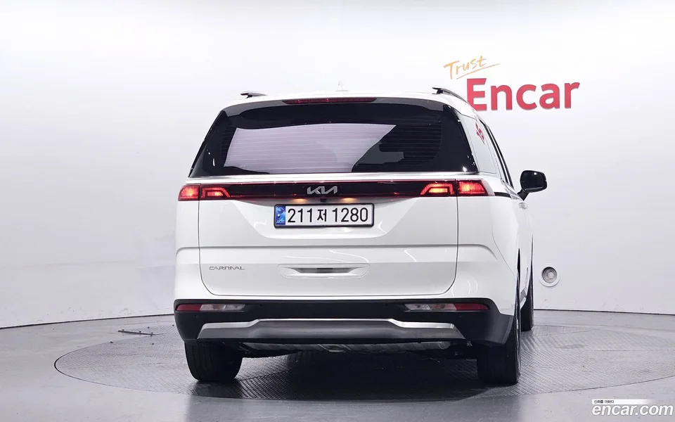 Kia Carnival 7 2023 — thumbnail 4