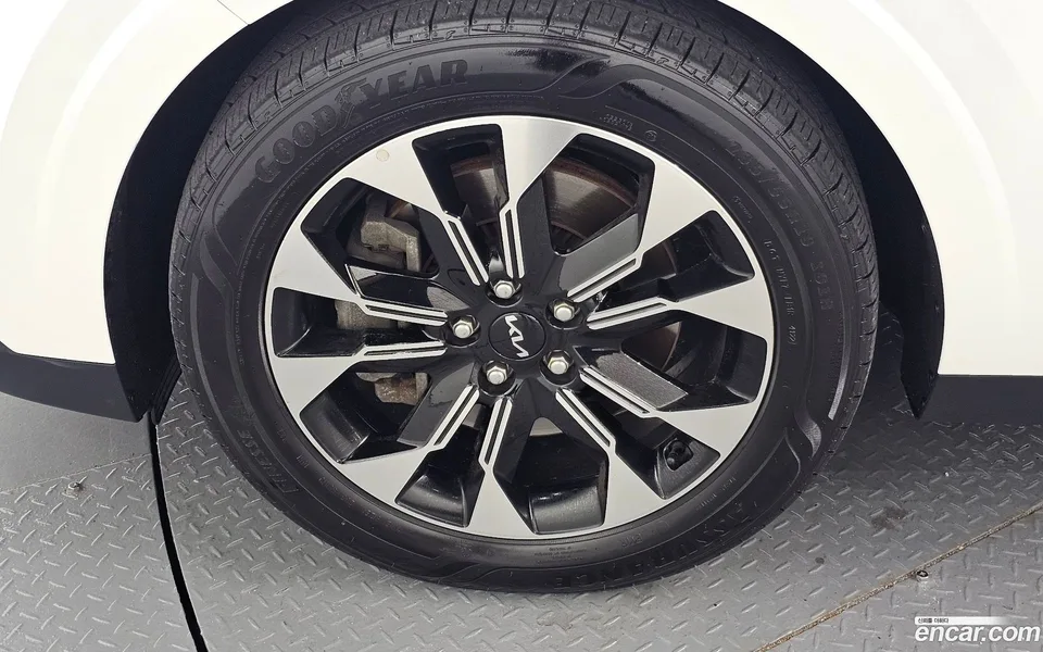 Kia Carnival 7 2023 — thumbnail 5